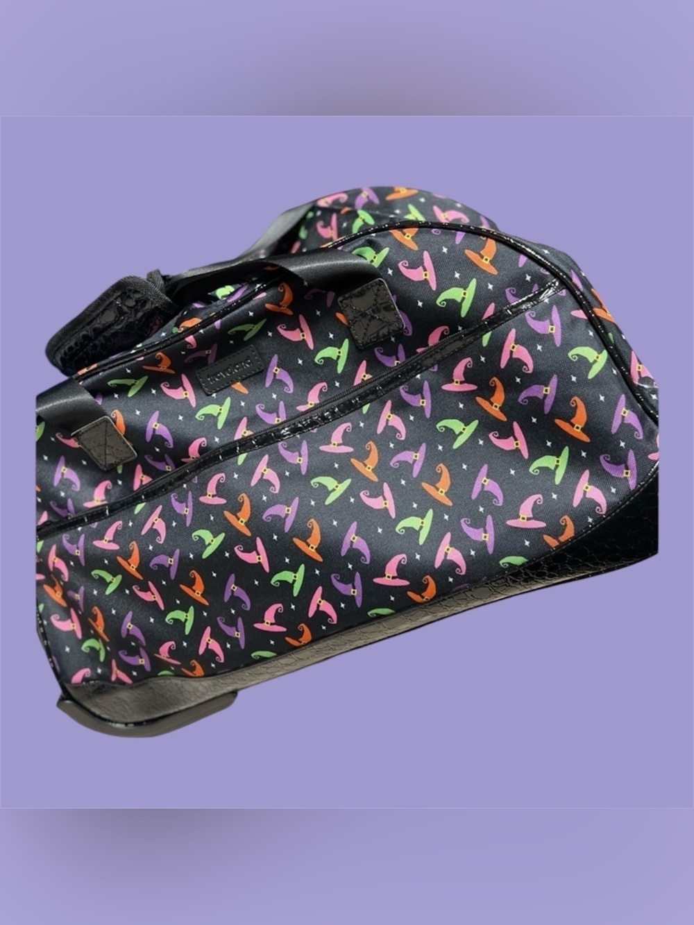 💚💜🩷NWT- SUPER CUTE WITCHES HAT ROLLING DUFFLE BAG💚💜🩷